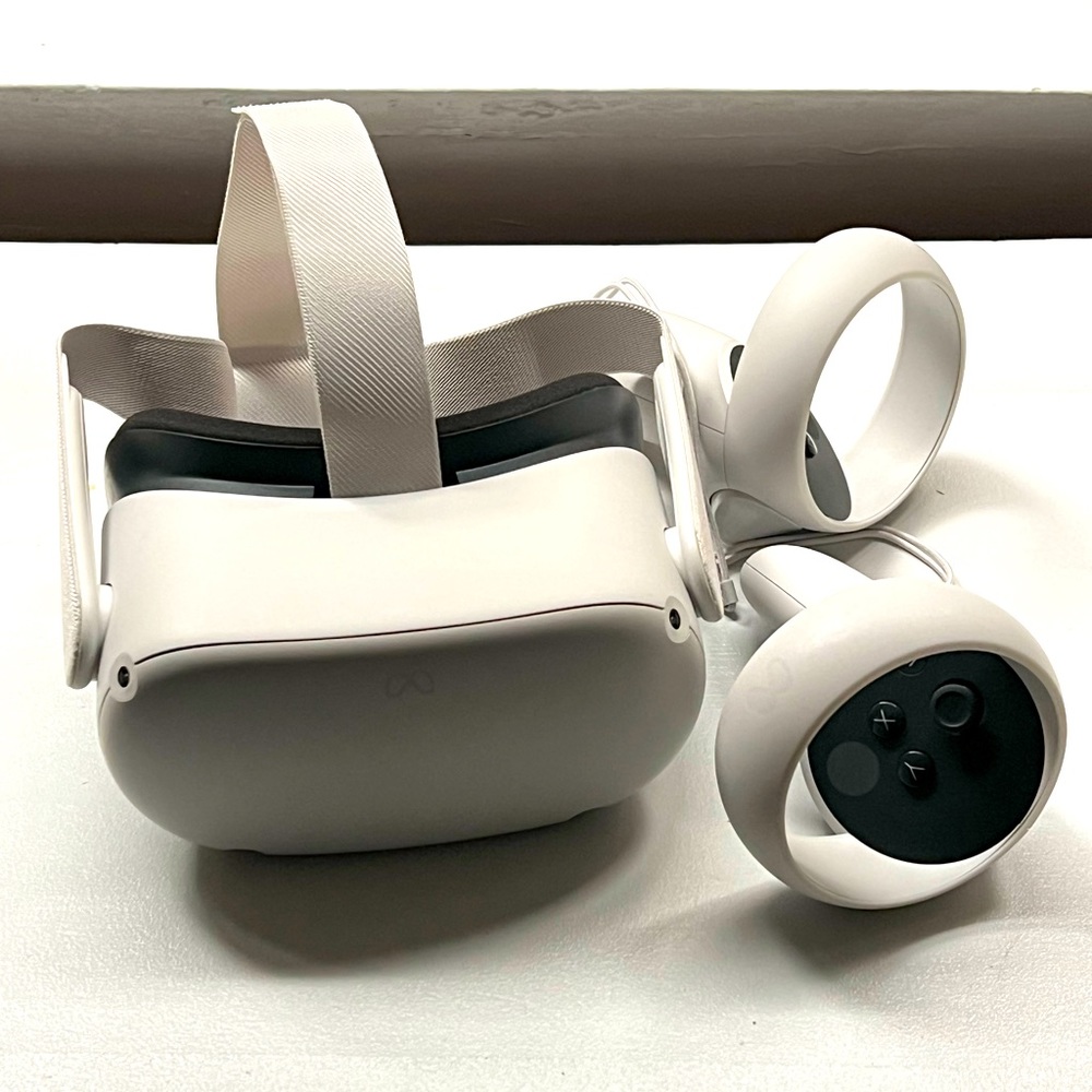 Occulus Quest 2 256 GBs. All white. Like new.